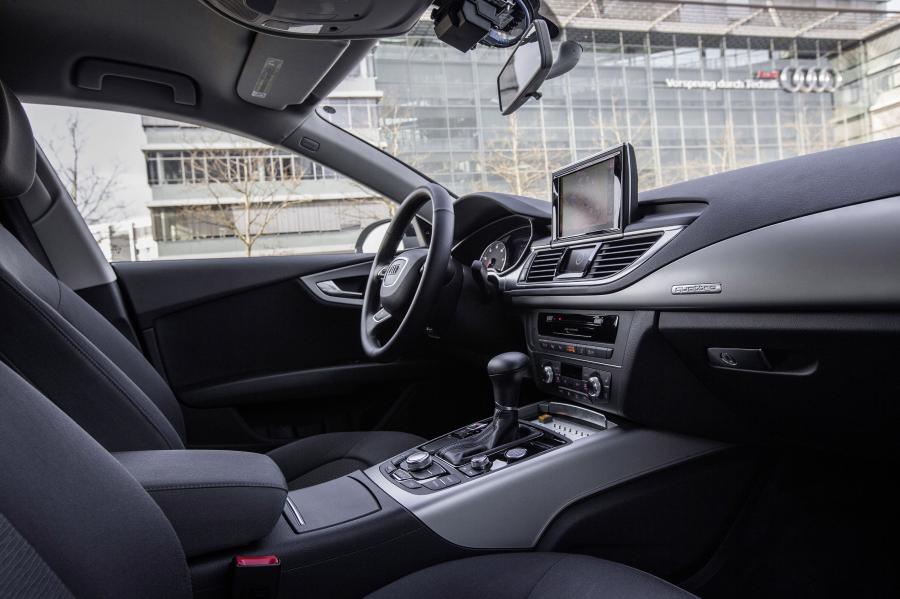 Интерьер Audi A7 Sportback Piloted Driving Concept 2015 года  (фото 13 из 15)